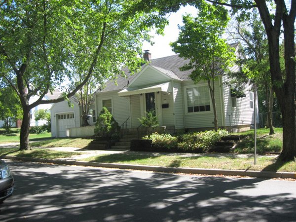 2 BEDROOM 1.5 BATH, ON FULL BASEMENT  PARKVIEW AREA HOME