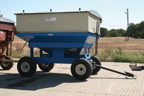 Property photo 16 - Henry Farm Equipment Auction