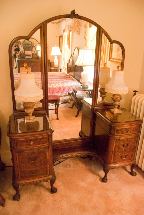 Vanity with mirror 55 in. x 20 in. x 72 in. - Extraordinary Auction - Nike Spillson Home Interiors & Furnishings