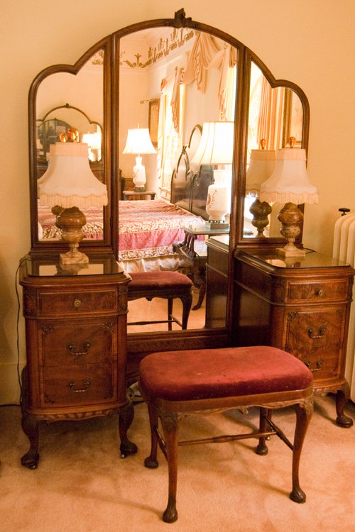 Vanity Seat - Extraordinary Auction - Nike Spillson Home Interiors & Furnishings