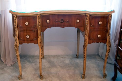 French style kidney shaped ladies vanity. Pine wood. Hand painted motives with porcelain knobs. - Extraordinary Auction - Nike Spillson Home Interiors & Furnishings