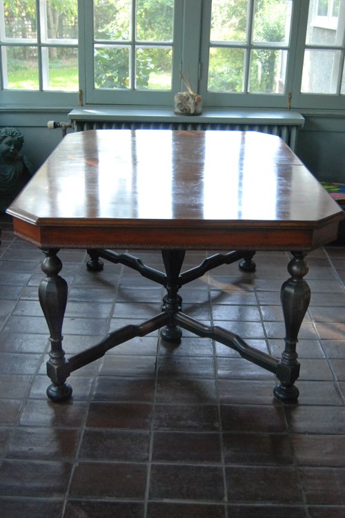 Walnut veneer dining room table. Ebonized legs. With 4 leaves. 45 in.W x 60 in. without leaves X 100 in. with all 4 leaves. Seats 6 to 12. - Extraordinary Auction - Nike Spillson Home Interiors & Furnishings