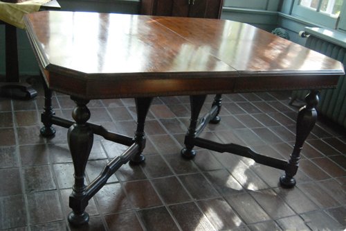Walnut veneer dining room table. Ebonized legs. With 4 leaves. 45 in.W x 60 in. without leaves X 100 in. with all 4 leaves. Seats 6 to 12. - Extraordinary Auction - Nike Spillson Home Interiors & Furnishings