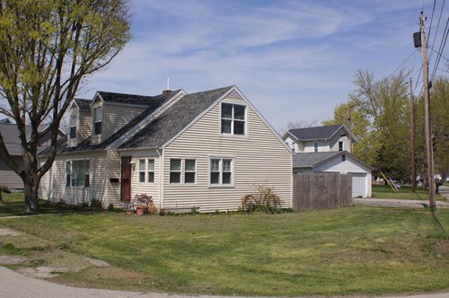 Property photo 1 - Attractive 4 Bedroom Home on Corner Lot Real Estate Auction