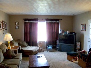 Beautiful country home and 4.5+/- acres with barn, bins, and creek.  Additional 18 acres available.

Home w/4.5 Acres - $143,000
Additional 18 Acres - $7,000/Acre
Whole Property - $269,000

Possession:  At closing on home; subject to tenants rights on farmland. - Beautiful Country Home with Acreage