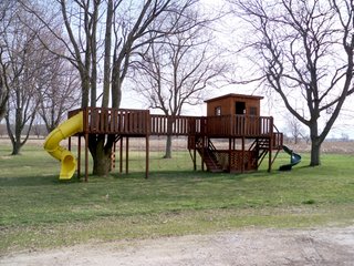 Beautiful country home and 4.5+/- acres with barn, bins, and creek.  Additional 18 acres available.

Home w/4.5 Acres - $143,000
Additional 18 Acres - $7,000/Acre
Whole Property - $269,000

Possession:  At closing on home; subject to tenants rights on farmland. - Beautiful Country Home with Acreage