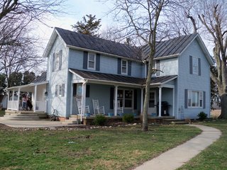 Beautiful country home and 4.5+/- acres with barn, bins, and creek.  Additional 18 acres available.

Home w/4.5 Acres - $143,000
Additional 18 Acres - $7,000/Acre
Whole Property - $269,000

Possession:  At closing on home; subject to tenants rights on farmland. - Beautiful Country Home with Acreage