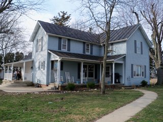 Beautiful country home and 4.5+/- acres with barn, bins, and creek.  Additional 18 acres available.

Home w/4.5 Acres - $143,000
Additional 18 Acres - $7,000/Acre
Whole Property - $269,000

Possession:  At closing on home; subject to tenants rights on farmland. - Beautiful Country Home with Acreage