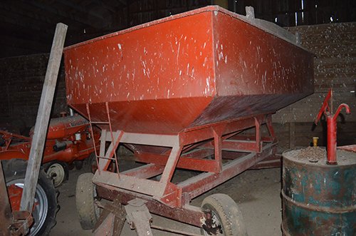 Property photo 56 - TRACTOR & FARM ANTIQUE AUCTION