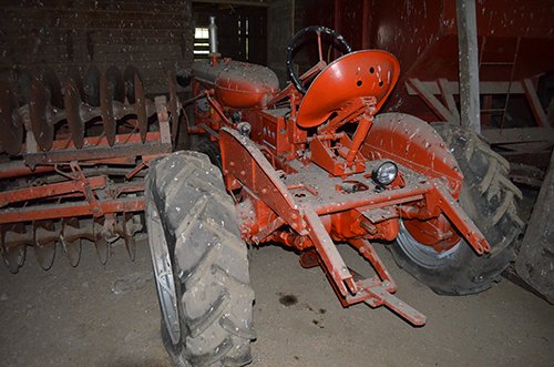 Property photo 42 - TRACTOR & FARM ANTIQUE AUCTION