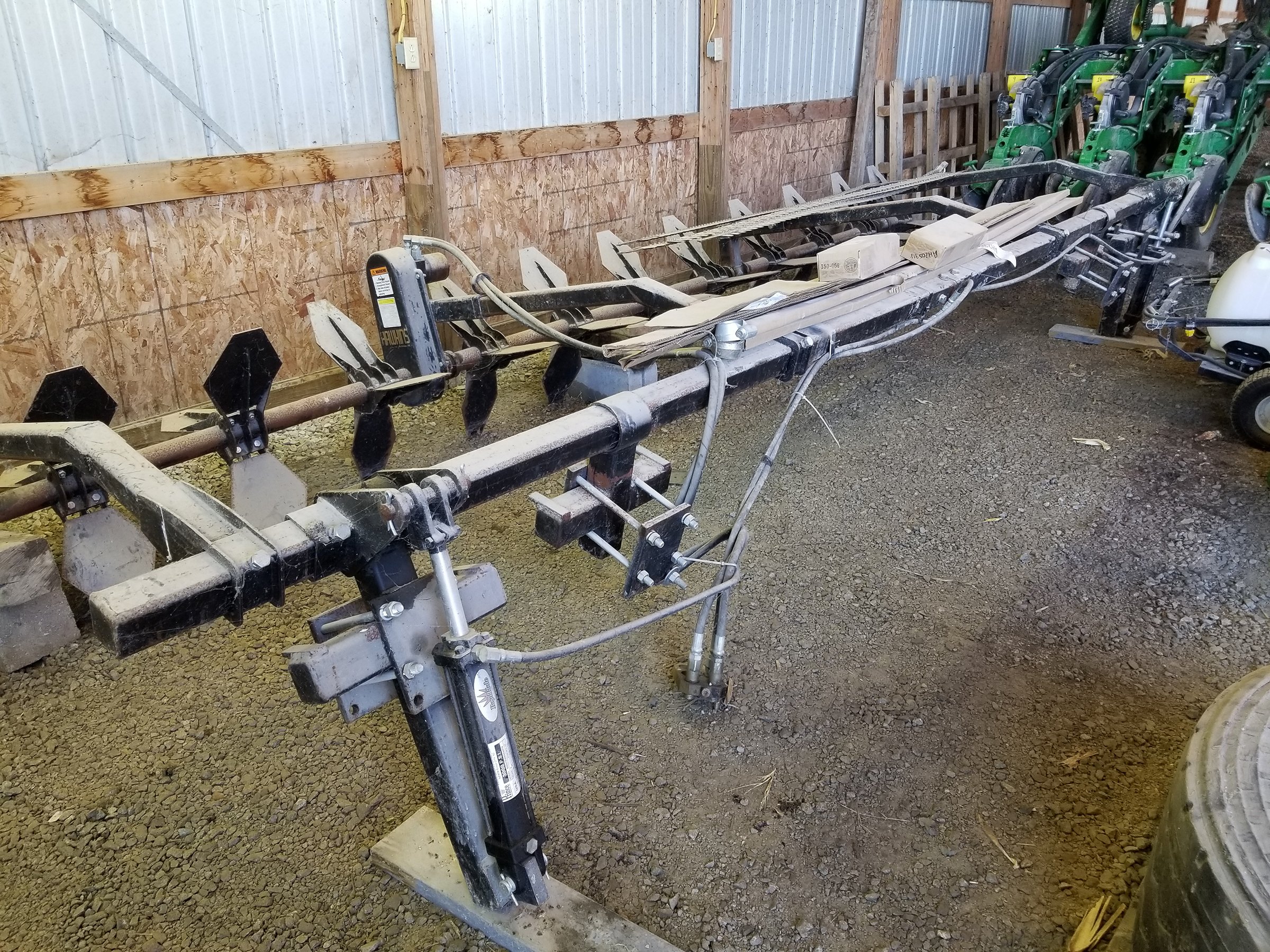 Property photo 27 - ABSOLUTE FARM EQUIPMENT AUCTION IN BOND COUNTY, ILLINOIS
