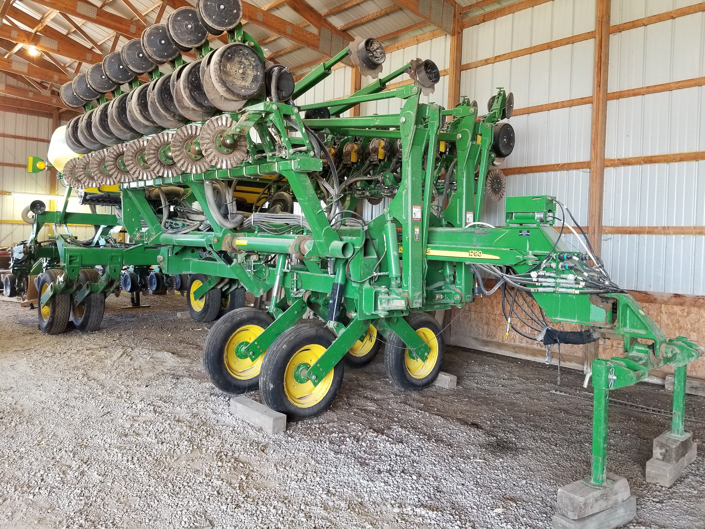 Property photo 15 - ABSOLUTE FARM EQUIPMENT AUCTION IN BOND COUNTY, ILLINOIS