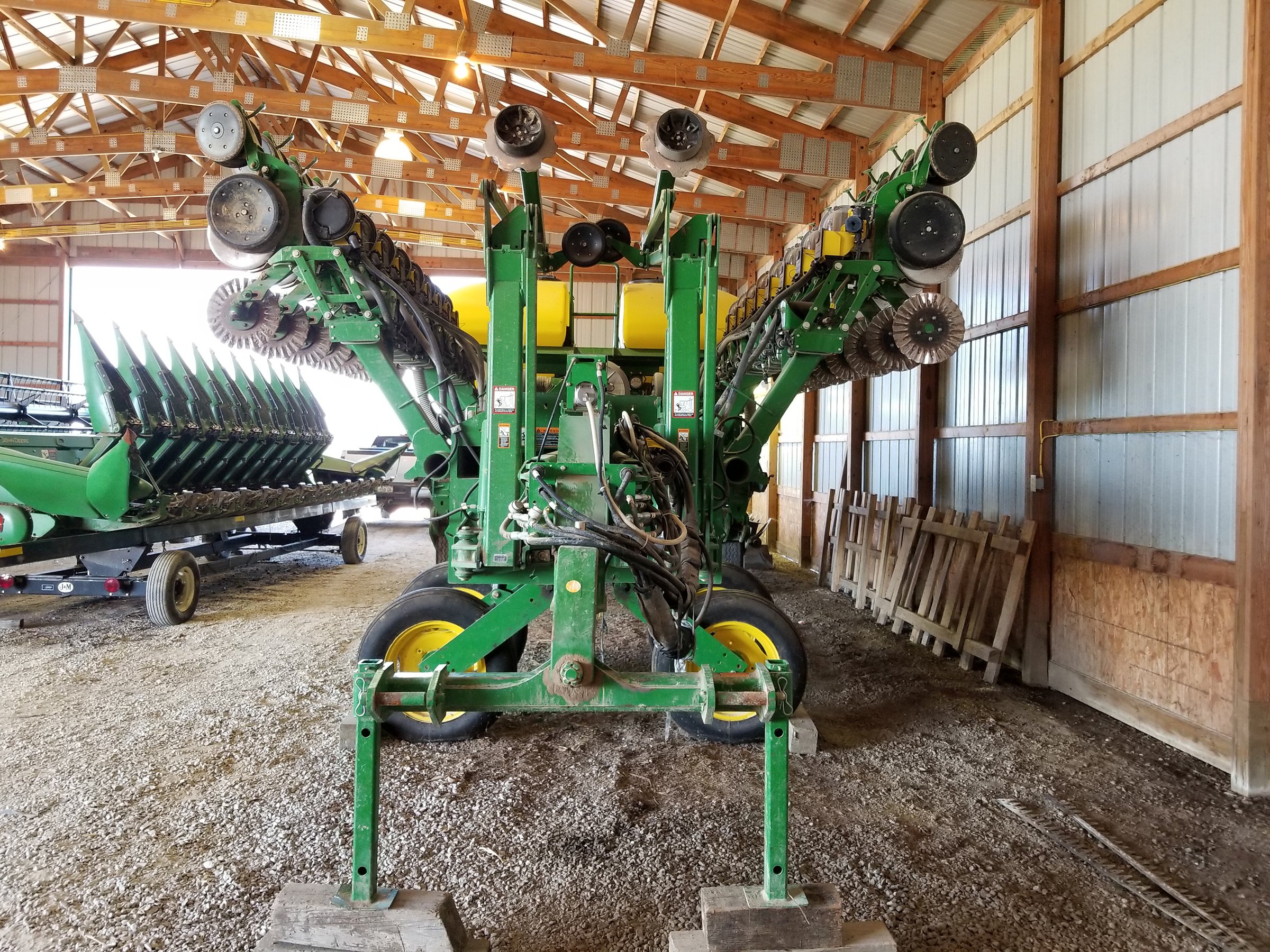 Property photo 16 - ABSOLUTE FARM EQUIPMENT AUCTION IN BOND COUNTY, ILLINOIS