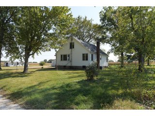 House in White County, Illinois - ILLINOIS REAL ESTATE AUCTION - 1,720+/- ACRES OFFERED IN 38 TRACTS IN WHITE & HAMILTON COUNTIES, ILLINOIS