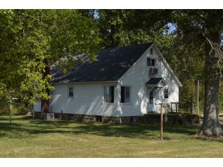House in White County, Illinois - ILLINOIS REAL ESTATE AUCTION - 1,720+/- ACRES OFFERED IN 38 TRACTS IN WHITE & HAMILTON COUNTIES, ILLINOIS