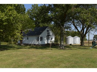 House in White County, Illinois - ILLINOIS REAL ESTATE AUCTION - 1,720+/- ACRES OFFERED IN 38 TRACTS IN WHITE & HAMILTON COUNTIES, ILLINOIS