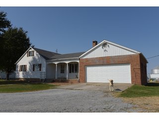 House on Tract 20 in White County, Illinois - ILLINOIS REAL ESTATE AUCTION - 1,720+/- ACRES OFFERED IN 38 TRACTS IN WHITE & HAMILTON COUNTIES, ILLINOIS