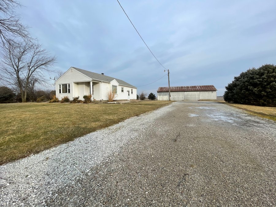 For sale: REAL ESTATE FOR SALE - BEAUTIFUL RURAL HOME WITH OUTBUILDINGS - 2 TOTAL ACRES - BENTON COUNTY, IN - Fowler, IN