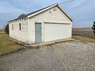 Property photo 8 - REAL ESTATE FOR SALE - BEAUTIFUL RURAL HOME WITH OUTBUILDINGS - 2 TOTAL ACRES - BENTON COUNTY, IN