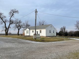 Property photo 5 - REAL ESTATE FOR SALE - BEAUTIFUL RURAL HOME WITH OUTBUILDINGS - 2 TOTAL ACRES - BENTON COUNTY, IN