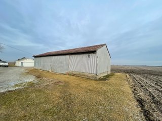 Property photo 6 - REAL ESTATE FOR SALE - BEAUTIFUL RURAL HOME WITH OUTBUILDINGS - 2 TOTAL ACRES - BENTON COUNTY, IN
