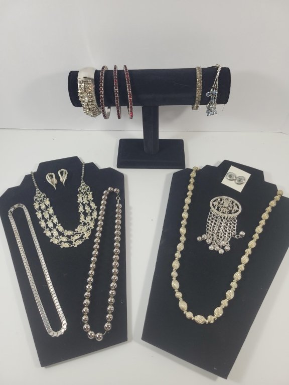 Property photo 36 - TIMED ONLINE MAJOR JEWELRY-BEADED PURSE AND HANDBAG AUCTION - ALLEN COUNTY, INDIANA