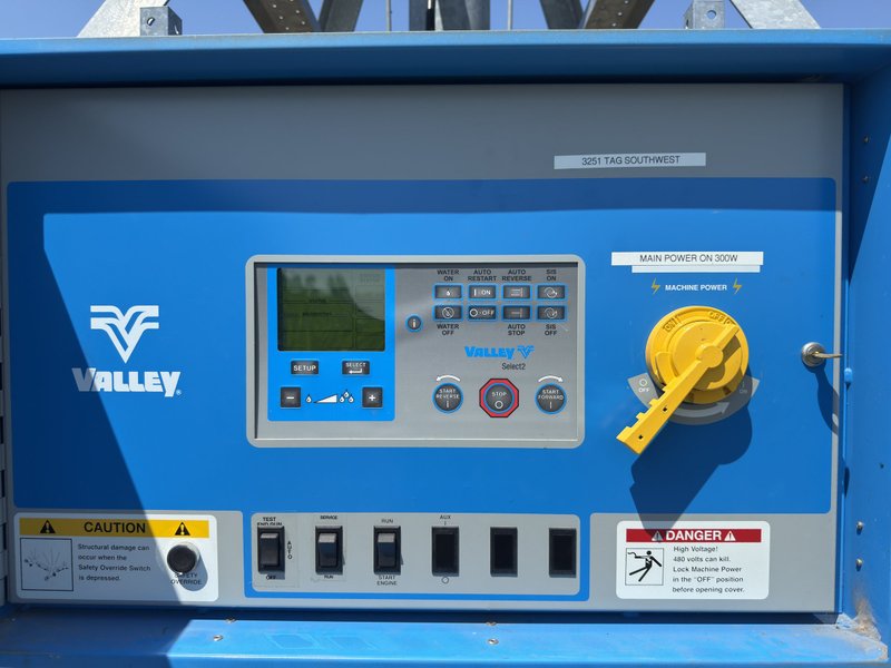 Tract 13, South pivot: Control panel (Valley Select2)