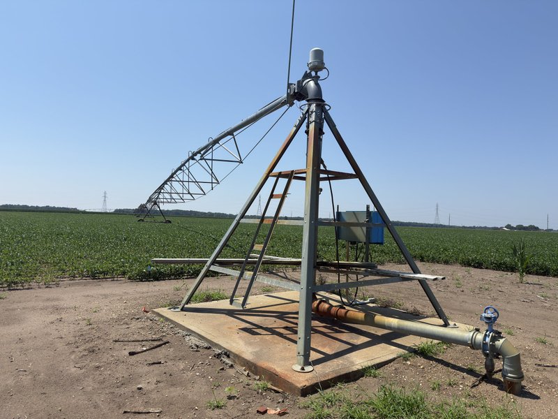 Tract 8, Southeast pivot: Pivot point and spans